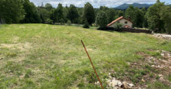 Podkraj, sončna , razgledna gradbena parcela z gradbenim dovoljenjem 1600 m2, 430 m2 zazidljivo prodamo, voda in elektrika že na parceli.