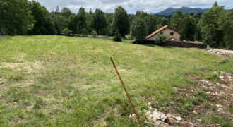 Podkraj, sončna , razgledna gradbena parcela z gradbenim dovoljenjem 1600 m2, 430 m2 zazidljivo prodamo, voda in elektrika že na parceli.