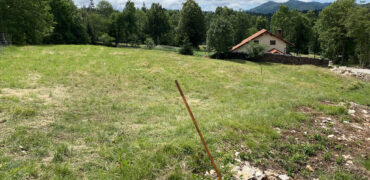 Podkraj, sončna , razgledna gradbena parcela z gradbenim dovoljenjem 1600 m2, 430 m2 zazidljivo prodamo, voda in elektrika že na parceli.