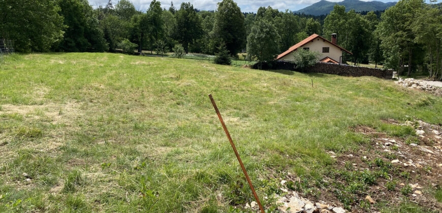 Podkraj, sončna , razgledna gradbena parcela z gradbenim dovoljenjem 1600 m2, 430 m2 zazidljivo prodamo, voda in elektrika že na parceli.